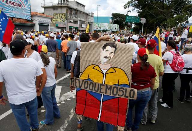 Opposition supporters carry an illustration of Venezuela's President Nicolas Maduro that reads "lets recall him" take part in a rally to demand a referendum to remove Venezuela's President Nicolas Maduro, in Caracas, Venezuela, September 1, 2016. REUTERS/Carlos Garcia Rawlins