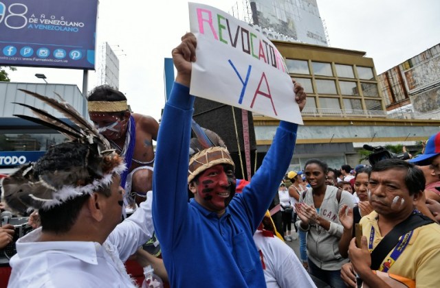 Venezuelan indigenous people prepare to take part in an opposition march in Caracas, on September 1, 2016. Venezuela's opposition and government head into a crucial test of strength Thursday with massive marches for and against a referendum to recall President Nicolas Maduro that have raised fears of a violent confrontation. / AFP PHOTO / JUAN BARRETO