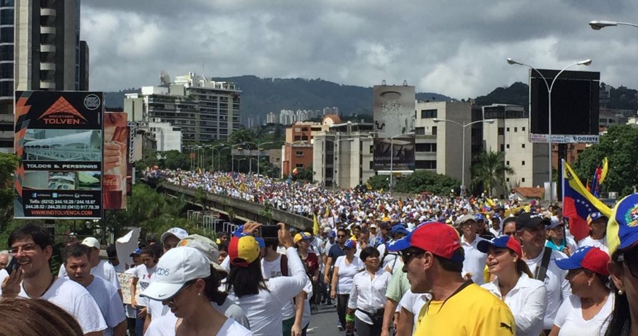 GNB lanzó bombas lacrimógenas en la Prados del Este a la altura de Las Mercedes 11:05 am #1S