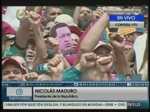 “Chávez de cartón” apareció molesto en la Bolívar porque su hijo Nicolás no la puede llenar más (FOTOS)