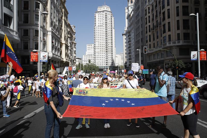 España concede permiso de residencia a 400 venezolanos por razones humanitarias