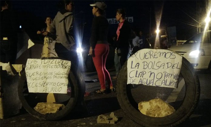Habitantes de Río Claro en Lara cierran vías para protestar por las bolsas Clap #5S