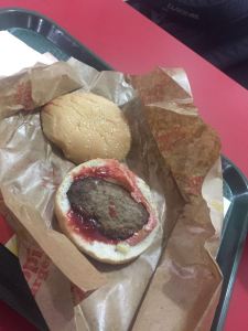 Lástima y dolor… lo que da una hamburguesa de aeropuerto en “revolución” (FOTO)