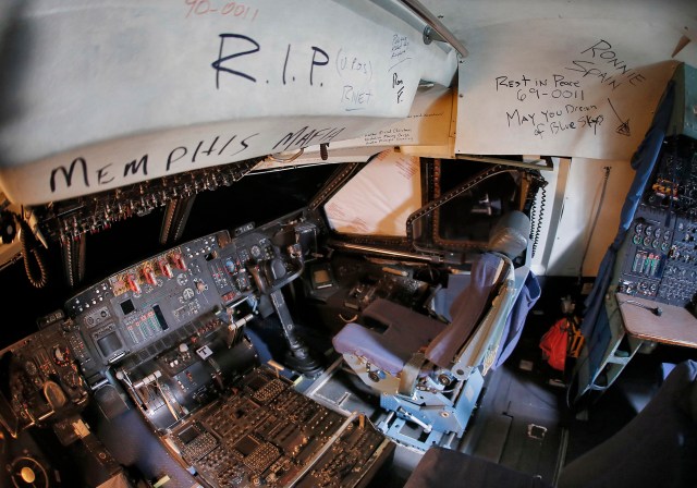 Mensajes de despedida escritos en la cabina de un C-5 Galaxy (AP)