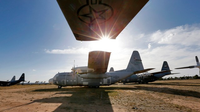 Aviones de carga C-130 alineados en el cementerio “The Boneyard” (AP) 