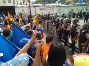 Opositores marchan en el interior del país bajo fuerte custodia militar (fotos)