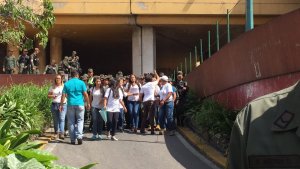 Lilian Tintori y Patricia Ceballos ingresaron al CNE en Caracas pero fueron sacadas a empujones (fotos)