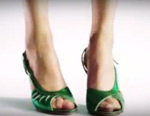Cien años de zapatos en un solo video