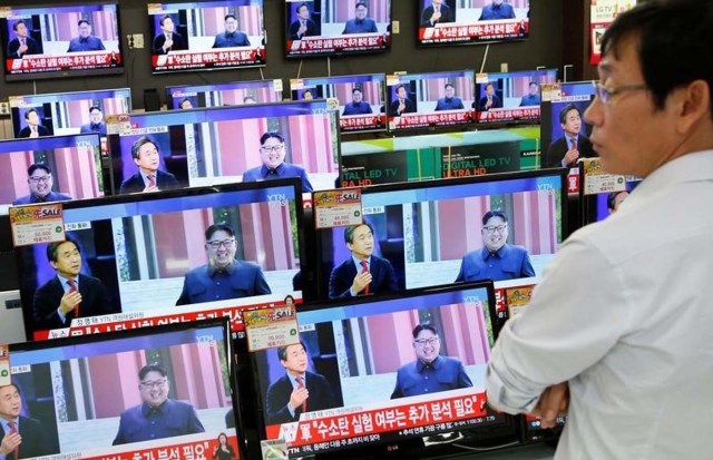 Corea del Norte llevó a cabo su quinta prueba nuclear el viernes, dijeron Corea del Sur y Japón después de que agencias meteorológicas reportaron un sismo a nivel de superficie, en una zona cercana a un conocido sitio de pruebas nucleares que indicaría que se trató de su ensayo más poderoso a la fecha. En la imagen, un vendedor ve una información sobre la prueba nuclear de Corea del Norte en Seúl. el  9 de septiembre de 2016.  REUTERS/Kim Hong-Ji