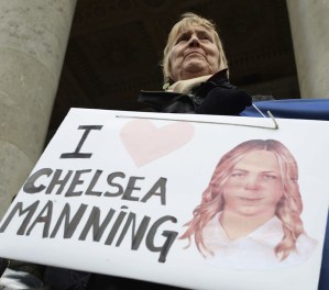 Manning, que entregó documentos a WikiLeaks, inicia huelga de hambre