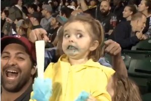 La graciosa reacción de una niña al probar algodón de azúcar (video)