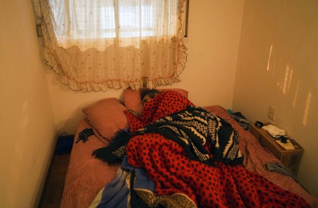 El sirio Abu Wa'el Dhiab, un ex detenido de Guantánamo, descansa en la cama en su apartamento en Montevideo, Uruguay, el viernes 9 de septiembre de 2016. (AP Foto/Matilde Campodonico)