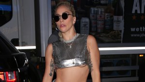 ¡Sin frío! Blusita y microshort  casi dejan desnuda a Lady Gaga en Londres
