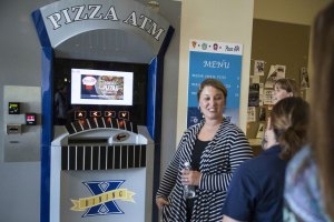 Colocan máquina expendedora de pizzas en universidad de Ohio (foto)