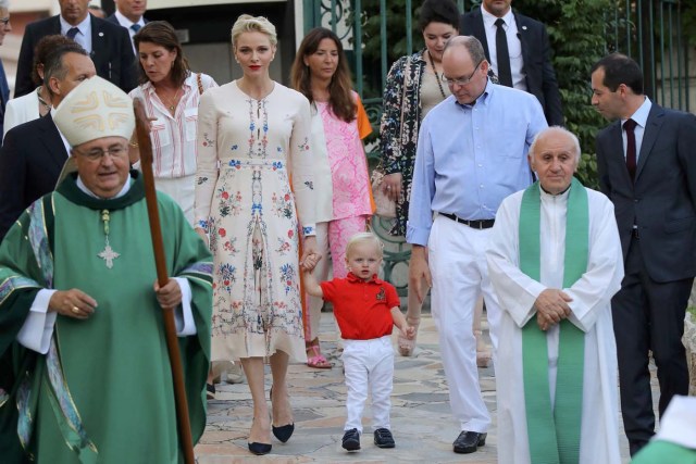 Prince Albert II and his wife Princess Charlene of Monaco arrive with Prince Jacques, to take part in the traditional Monaco's picnic in Monaco, September 10, 2016. REUTERS/Valery Hache/Pool