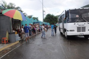 Transportistas de Vargas amanecieron cobrando mil bolívares este #13Dic
