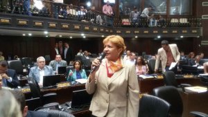 Yanet Fermín: Decreto hecho por Nicolás Maduro viola el artículo 50 de la Constitución