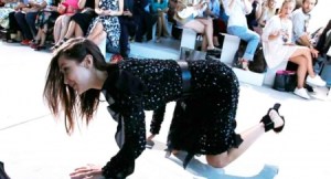 Bella Hadid sufre aparatosa caída en la Fashion Week de Nueva York (video)
