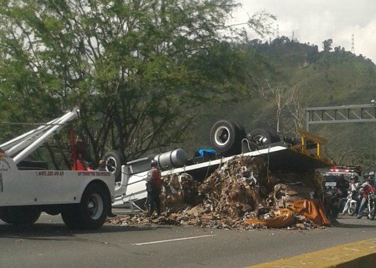 Retraso en la ARC por camión volcado en la bajada de Tazón