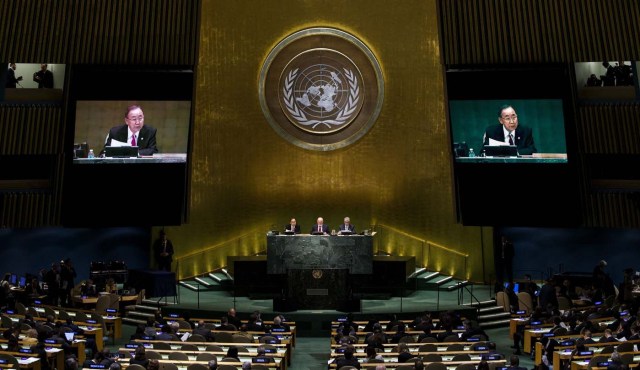 JLX02 NUEVA YORK (ESTADOS UNIDOS), 19/09/2016.- El secretario general de las Naciones Unidas, Ban Ki-moon (ci), pronuncia su discurso durante una cumbre para abordar la crisis de los refugiados y la situación de los migrantes, en la sede del a ONU en Nueva York, Estados Unidos, hoy, 19 de septiembre de 2016. Casi un centenar de jefes de Estado y de Gobierno intervendrán a lo largo del día en el marco de esta cumbre, a cuyo inicio los 193 países miembros de la ONU adoptaron una declaración comprometiéndose con la protección de refugiados y migrantes. EFE/JUSTIN LANE