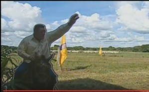 También montaron a “Chávez de cartón” en un caballo de cartón