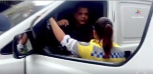 Un hombre atropella a mujer policía para evitar multa (VIDEO)
