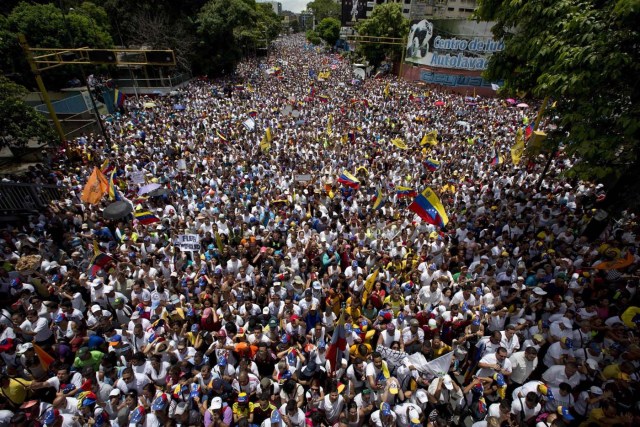 Miles de manifestantes marchan en apoyo al referendo revocatorio del mandato del presidente Nicolás Maduro en Caracas, el jueves 1 de septiembre de 2016. (AP Foto/Ariana Cubillos)