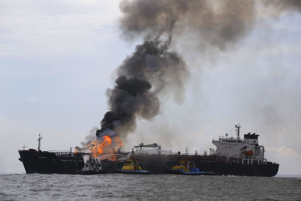 Se incendia un buque de Pemex cargado de hidrocarburos en el Golfo de México