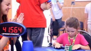 Niña de 6 años resolvió el cubo Rubik en 41 segundos (video)