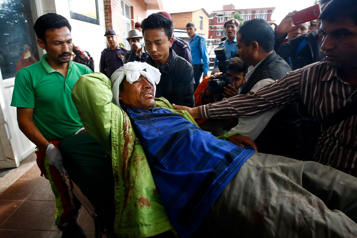 Al menos 19 muertos y 16 heridos al caer un autobús por un barranco en Nepal