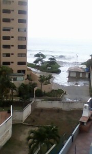 En FOTOS y VIDEOS: El fuerte oleaje en La Guaira por el paso del huracán Matthew