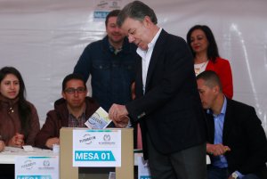 Santos tras votar en plebiscito: “Espero que cambie la historia para bien”