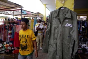 Trabajadores de Pdvsa venden sus uniformes para comprar comida (fotos)