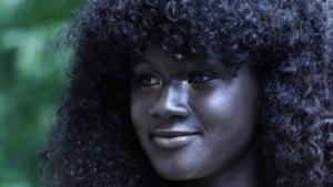 La modelo que conquista internet por su piel increíblemente negra (fotos)