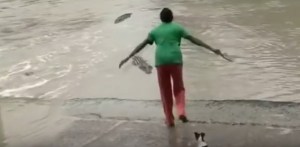 ¡OMG! A punta de chancleta esta mujer espantó a un cocodrilo en Australia (Video)