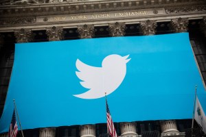 Twitter se desploma en la bolsa ante la falta de interés de posibles compradores