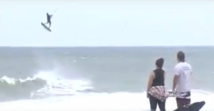 VIDEO: El temerario kitesurfer que desafió al huracán Matthew