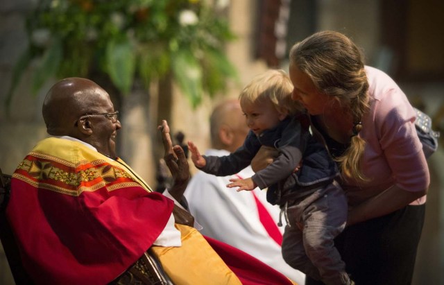 CID01 CIUDAD DEL CABO (SUDÁFRICA), 07/10/2016.- Desmond Tutu (i) arzobispo sudafricano y Nobel de la Paz 1984, saluda a un niño durante una ceremonia religiosa con motivo de la celebración de su 85 cumpleaños en la catedral de St. Georges en Ciudad del Cabo, Sudáfrica, hoy, viernes 7 de octubre de 2016. EFE/Nic Bothma