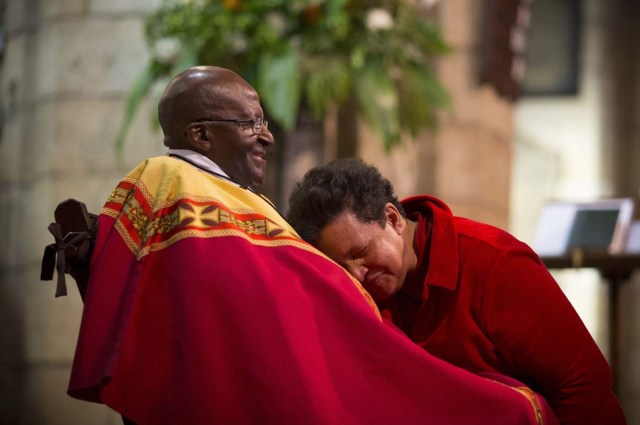 CID01 CIUDAD DEL CABO (SUDÁFRICA), 07/10/2016.- Desmond Tutu (i) arzobispo sudafricano y Nobel de la Paz 1984, es abrazado por una mujer durante una ceremonia religiosa con motivo de la celebración de su 85 cumpleaños en la catedral de St. Georges en Ciudad del Cabo, Sudáfrica, hoy, viernes 7 de octubre de 2016. EFE/Nic Bothma