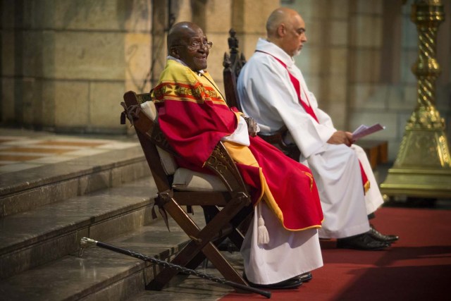 CID03 CIUDAD DEL CABO (SUDÁFRICA), 07/10/2016.- Desmond Tutu (i) arzobispo sudafricano y Nobel de la Paz 1984, preside una ceremonia religiosa con motivo de la celebración de su 85 cumpleaños en la catedral de St. Georges en Ciudad del Cabo, Sudáfrica, hoy, viernes 7 de octubre de 2016. EFE/Nic Bothma
