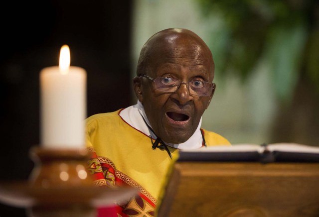 CID05 CIUDAD DEL CABO (SUDÁFRICA), 07/10/2016.- Desmond Tutu, arzobispo sudafricano y Nobel de la Paz 1984, gesticula durante una ceremonia religiosa con motivo de la celebración de su 85 cumpleaños en la catedral de St. Georges en Ciudad del Cabo, Sudáfrica, hoy, viernes 7 de octubre de 2016. EFE/Nic Bothma