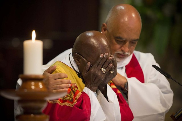 CID05 CIUDAD DEL CABO (SUDÁFRICA), 07/10/2016.- Desmond Tutu (i), arzobispo sudafricano y Nobel de la Paz 1984, se emociona y es reconfortado por el reverendo Michael Weeder durante una ceremonia religiosa con motivo de la celebración de su 85 cumpleaños en la catedral de St. Georges en Ciudad del Cabo, Sudáfrica, hoy, viernes 7 de octubre de 2016. EFE/Nic Bothma