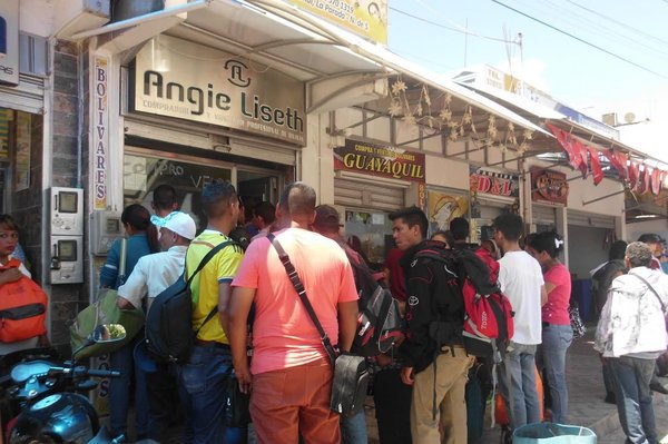 A pesar del declive del bolívar, aún hay compradores venezolanos en las casas de cambio de La Parada.