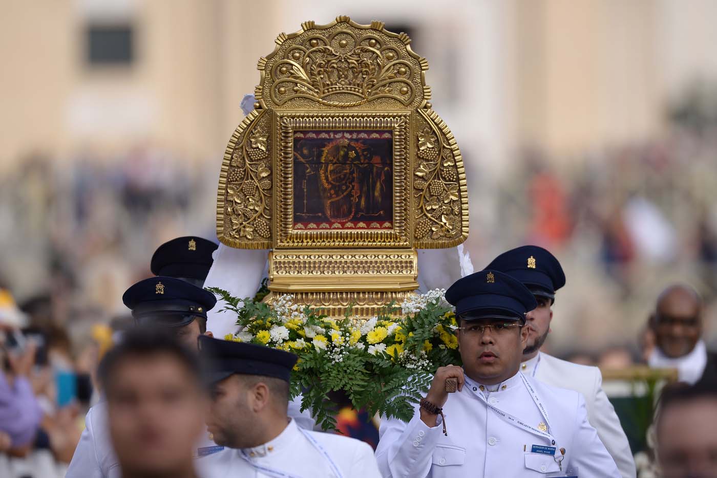 El Papa rezó el rosario ante réplicas de la Chinita y Divina Pastora en el Vaticano (fotos)
