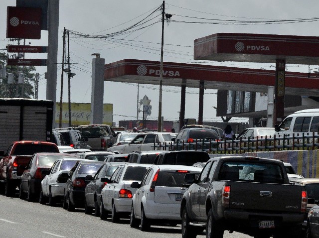 Fuertes colas en Táchira, Lara y Carabobo por escasez de gasolina, Pdvsa se excusa con Matthew