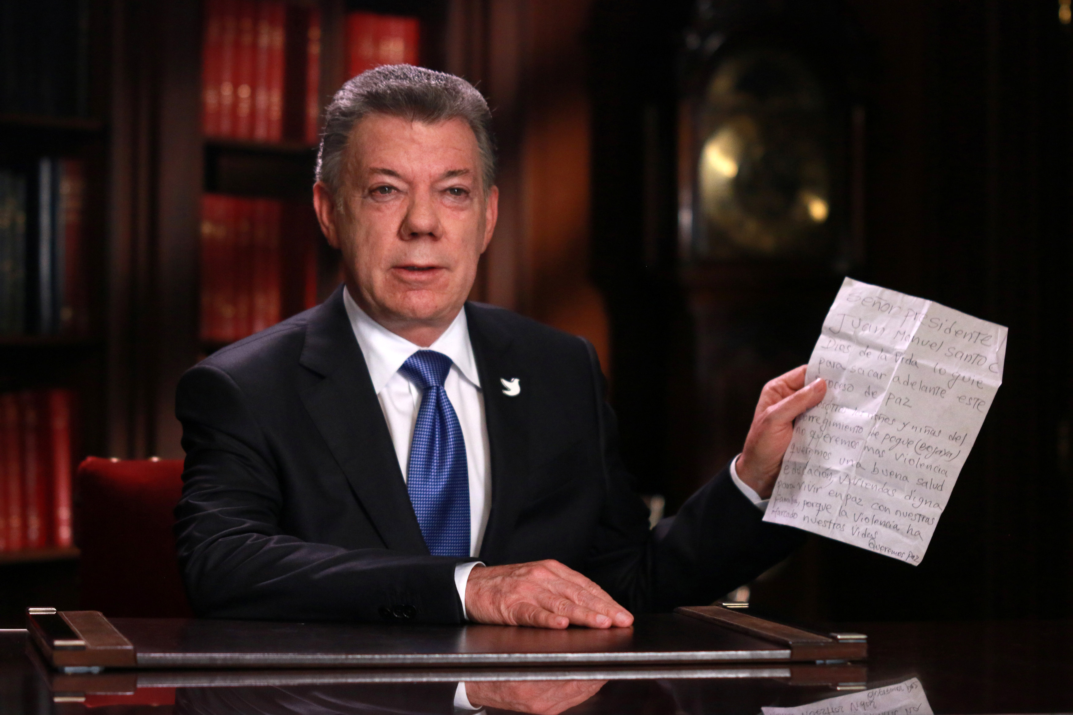 Santos ordena prolongar negociaciones con opositores a acuerdo con FARC