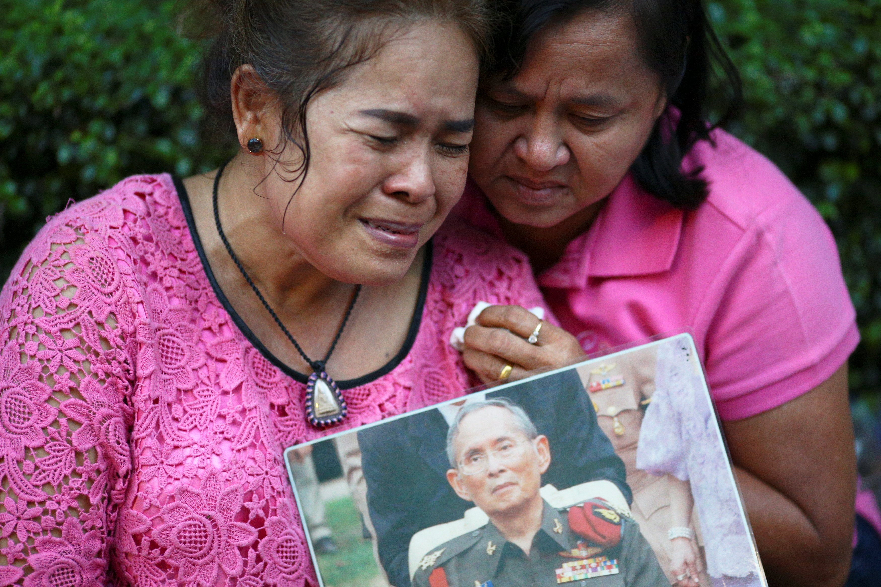 Cientos de tailandeses se manifiestan para rezar por la salud del rey