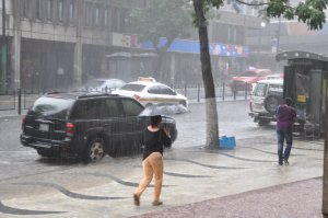 EN VIDEO: Llega la temporada de lluvia a Caracas con vientos huracanados #5Jun