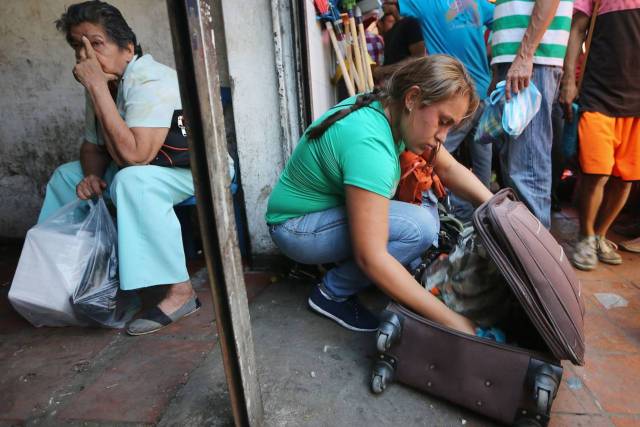 Una mujer empaca los alimentos que compró tras un viaje de 14 horas a Colombia este mes. PHOTO: MARIO TAMA/GETTY IMAGES