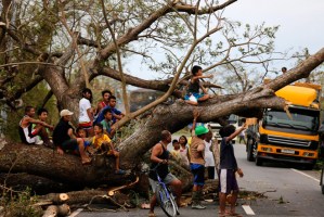 Al menos 8 muertos y 2 desaparecidos tras el paso del tifón Heima por Filipinas (Fotos)